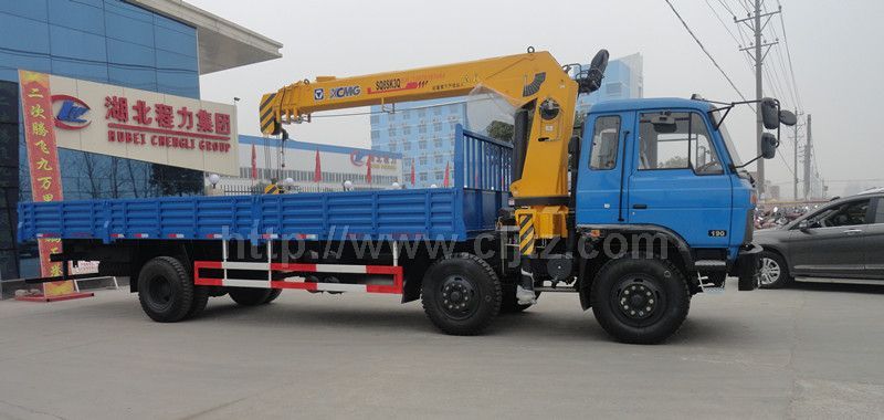 東風(fēng)小三軸隨車(chē)起重運(yùn)輸車(chē)